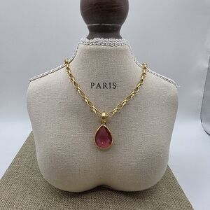Chic Gold Necklace with Pink Teardrop Pendant